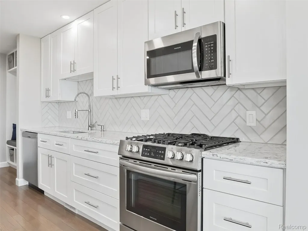 102 Lac Sainte Claire Drive St. Clair Shores City MI 48082