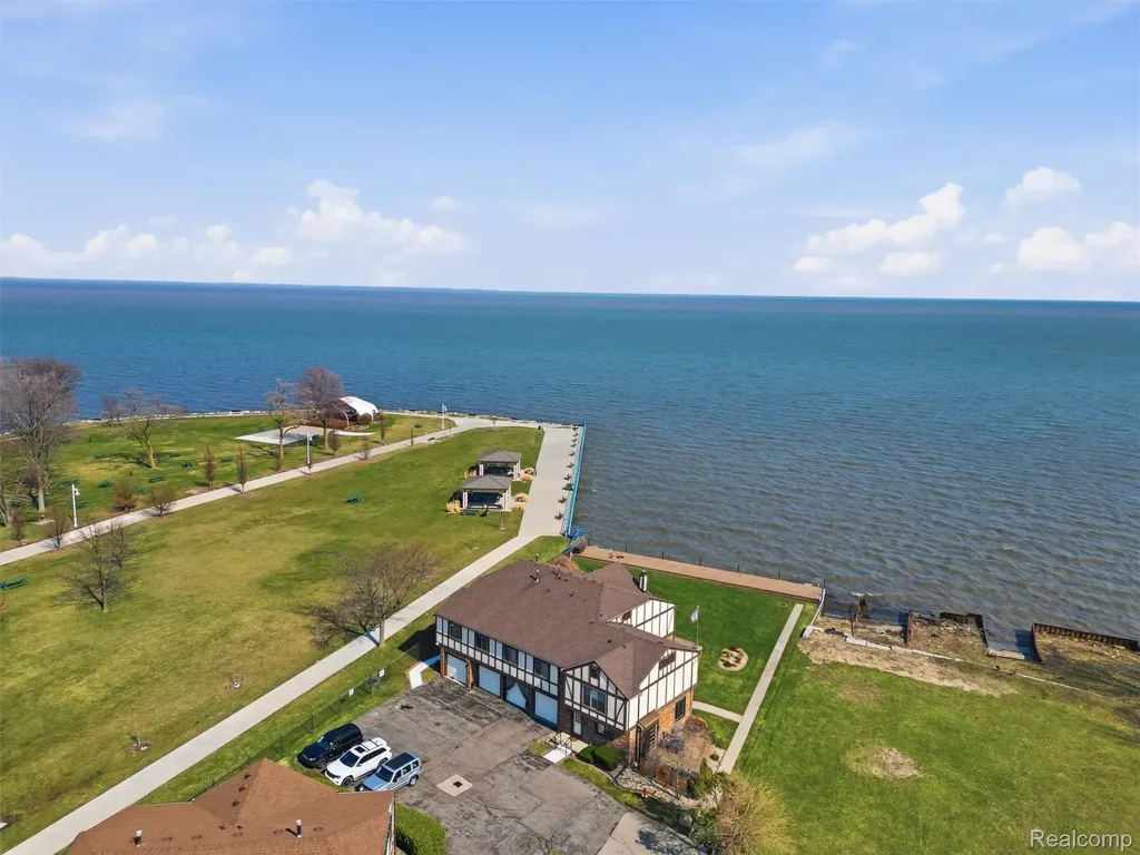 102 Lac Sainte Claire Drive St. Clair Shores City MI 48082