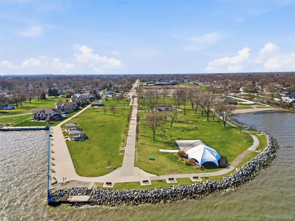 102 Lac Sainte Claire Drive St. Clair Shores City MI 48082