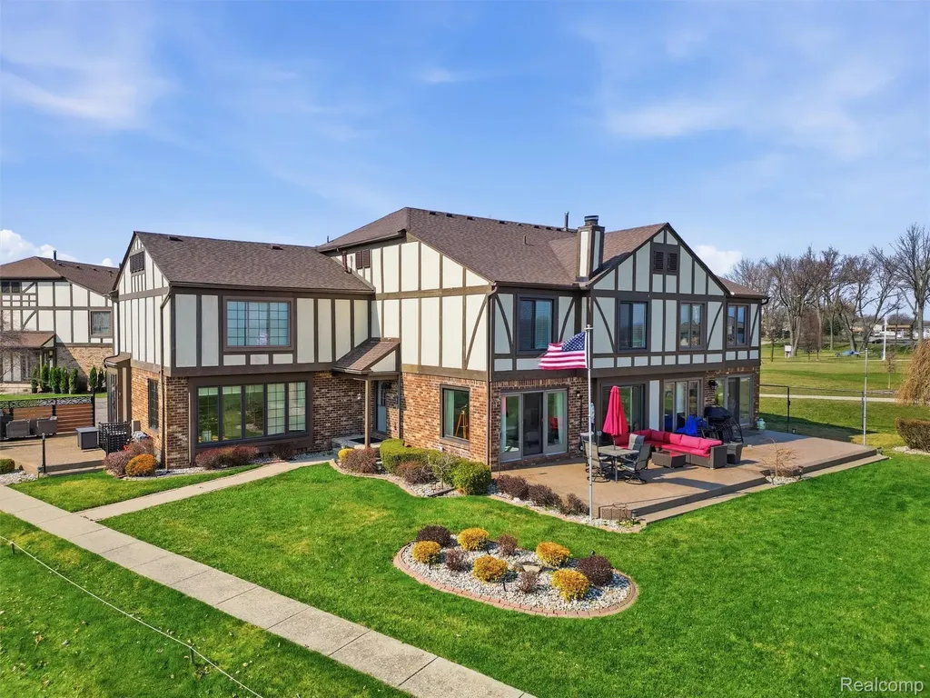 102 Lac Sainte Claire Drive St. Clair Shores City MI 48082