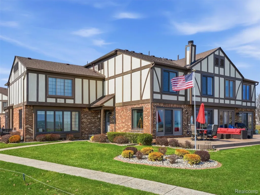102 Lac Sainte Claire Drive St. Clair Shores City MI 48082