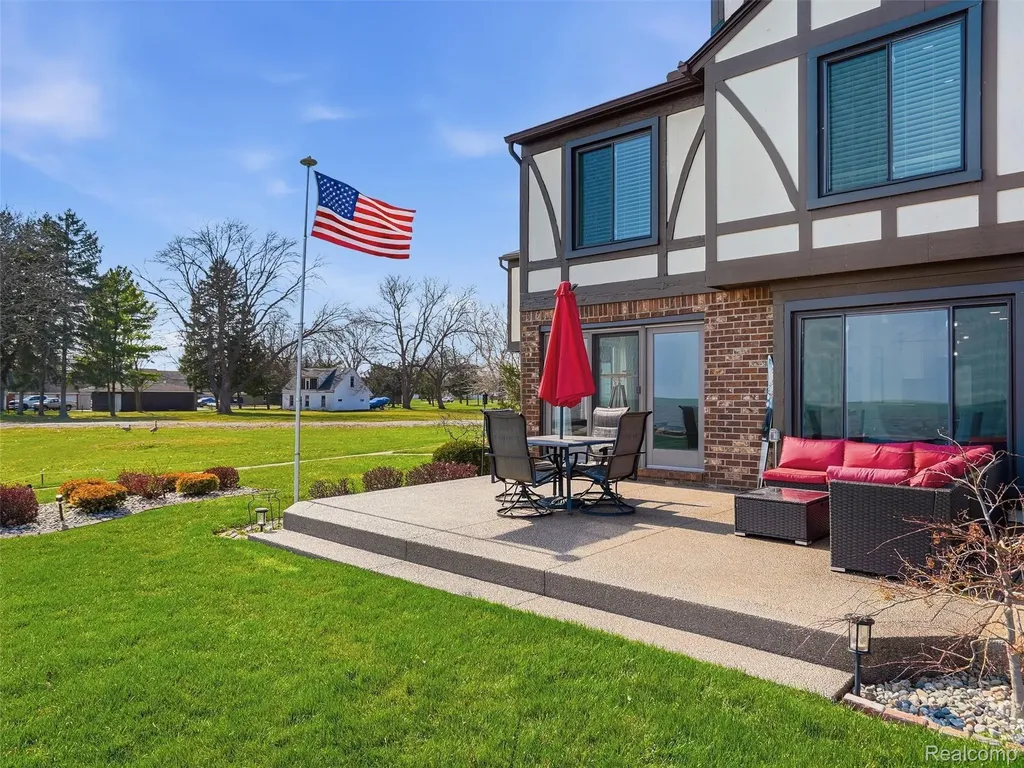 102 Lac Sainte Claire Drive St. Clair Shores City MI 48082