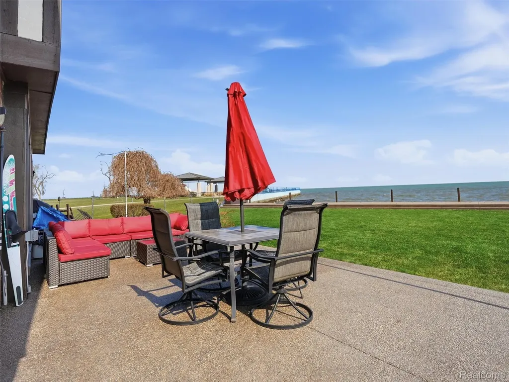 102 Lac Sainte Claire Drive St. Clair Shores City MI 48082