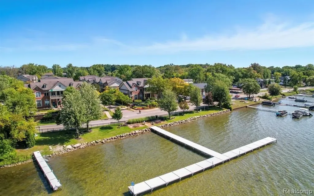 526 Red Oak Court Walled Lake City MI 48390