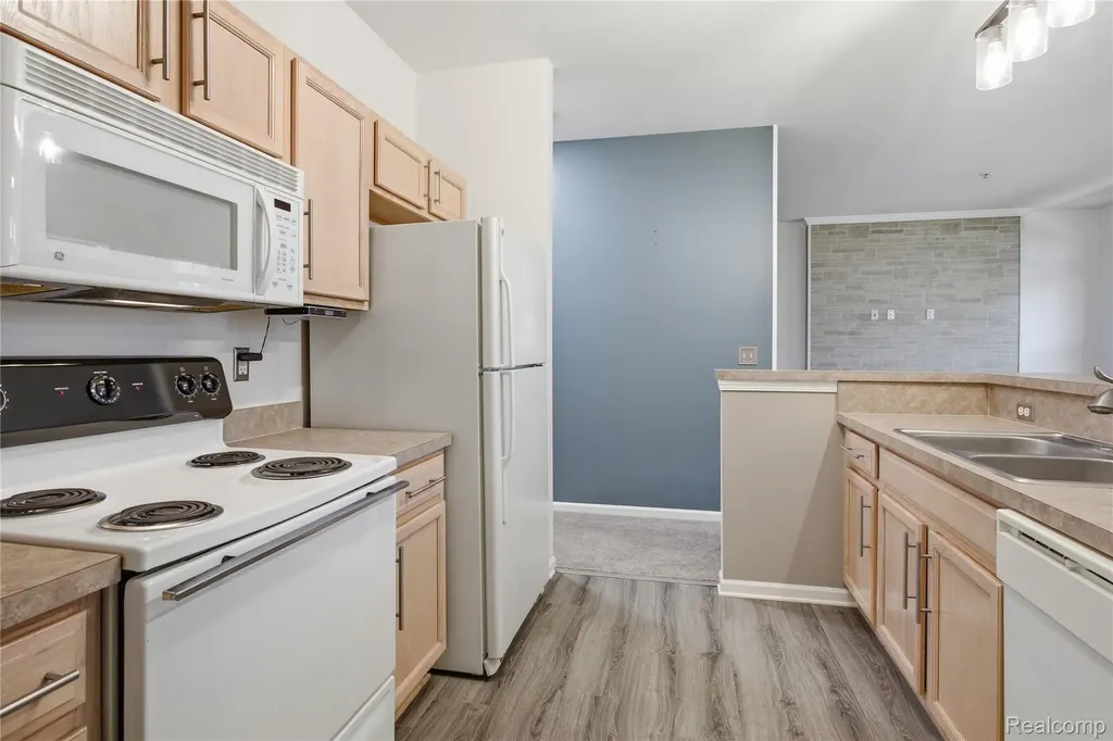 526 Red Oak Court Walled Lake City MI 48390