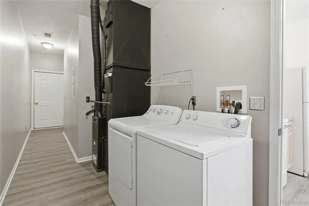 526 Red Oak Court Walled Lake City MI 48390