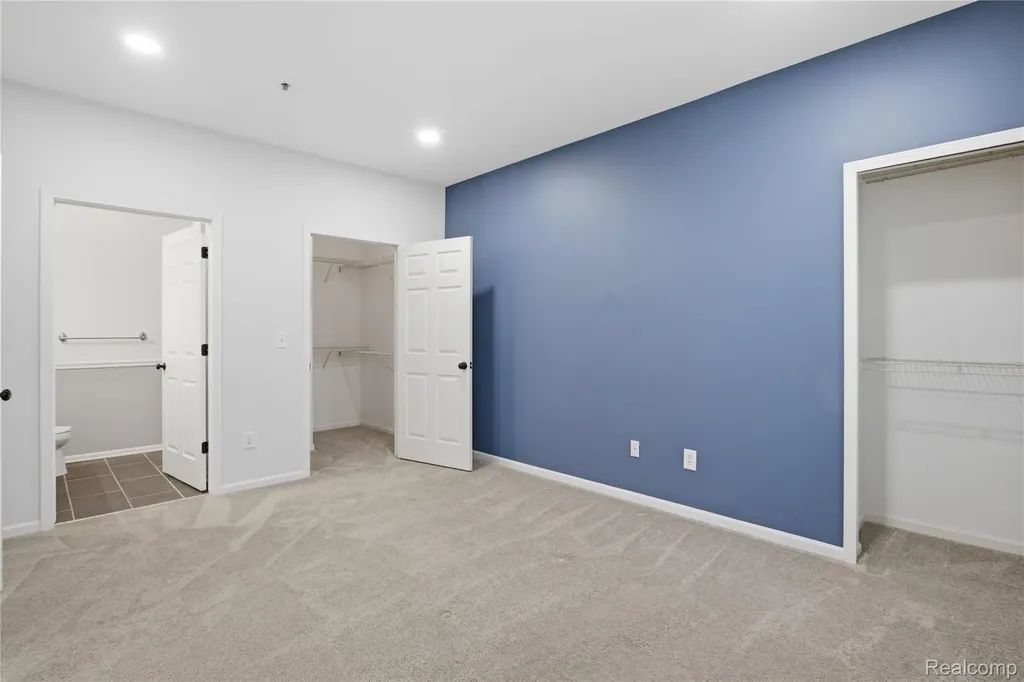 526 Red Oak Court Walled Lake City MI 48390