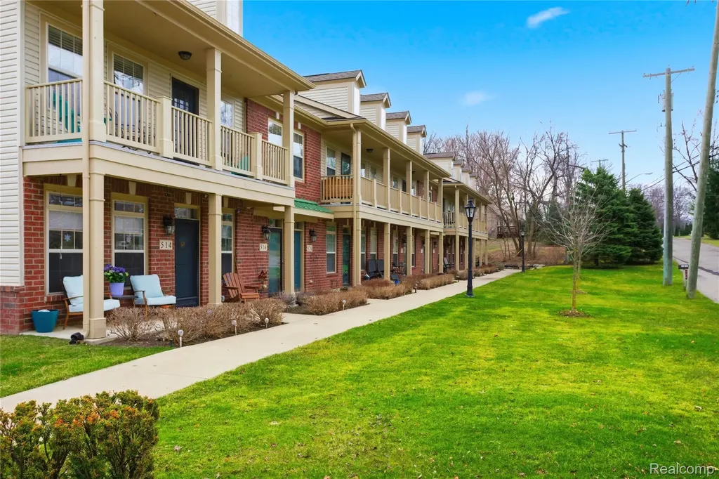 526 Red Oak Court Walled Lake City MI 48390