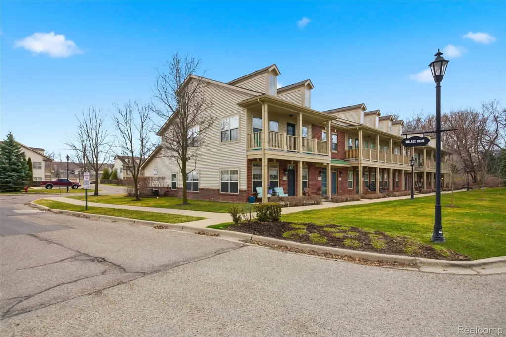 526 Red Oak Court Walled Lake City MI 48390