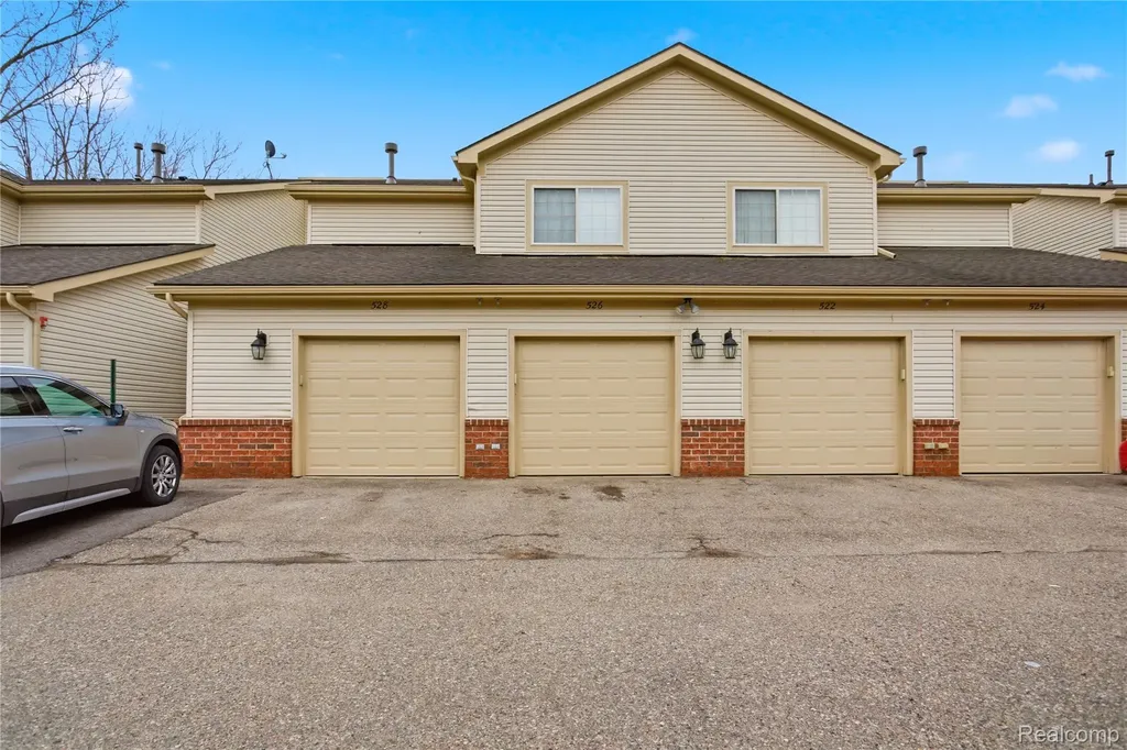 526 Red Oak Court Walled Lake City MI 48390