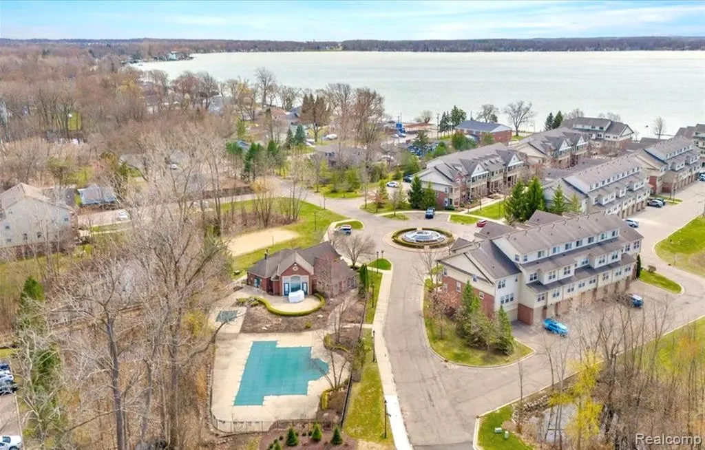 526 Red Oak Court Walled Lake City MI 48390