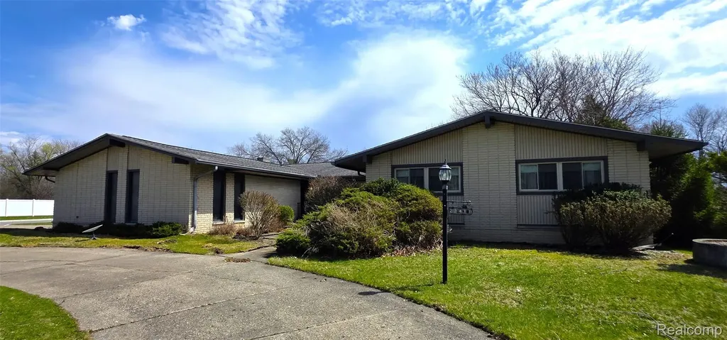 22411 Twyckingham Way Southfield City MI 48034