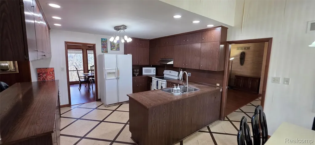 22411 Twyckingham Way Southfield City MI 48034