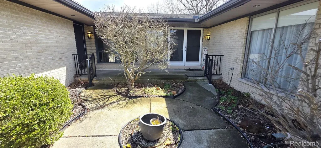 22411 Twyckingham Way Southfield City MI 48034