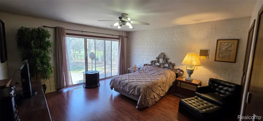 22411 Twyckingham Way Southfield City MI 48034