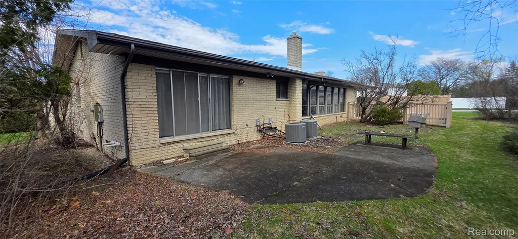 22411 Twyckingham Way Southfield City MI 48034