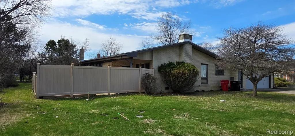 22411 Twyckingham Way Southfield City MI 48034