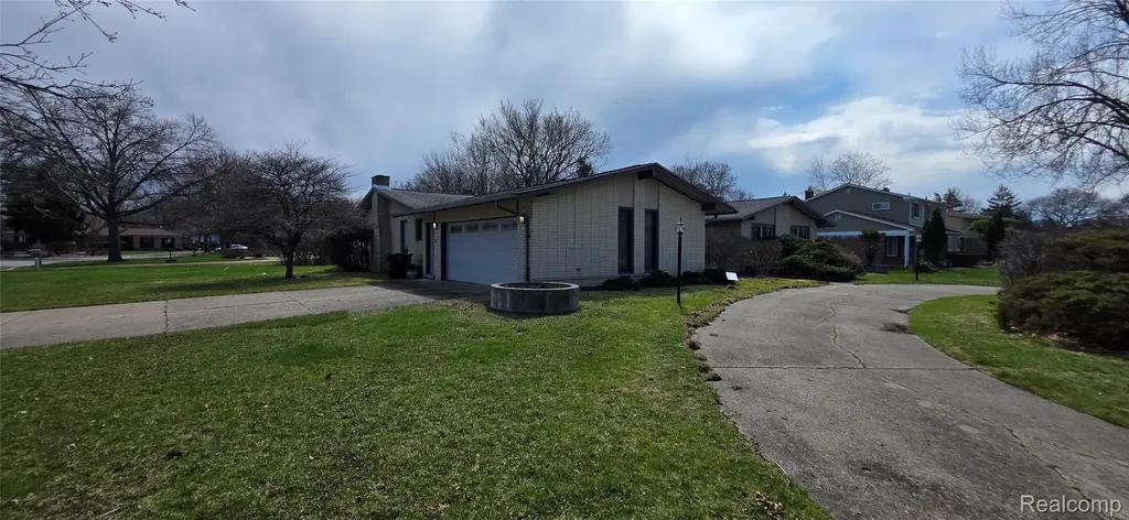 22411 Twyckingham Way Southfield City MI 48034