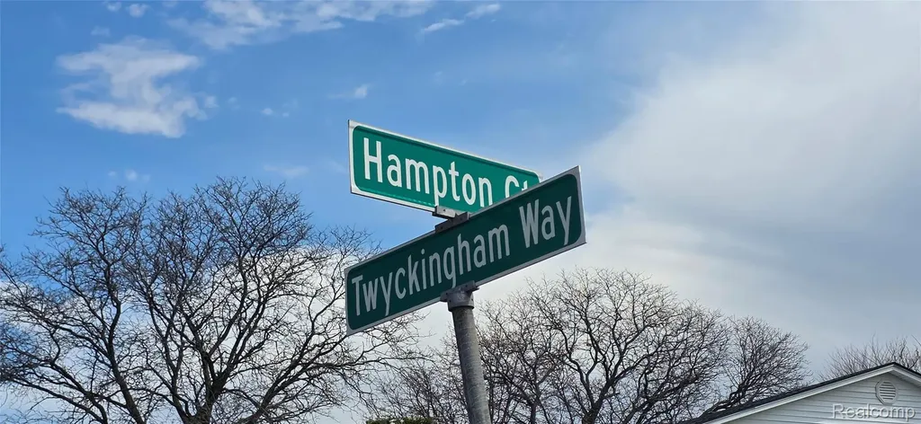 22411 Twyckingham Way Southfield City MI 48034