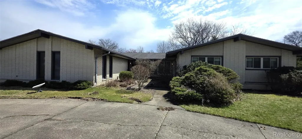 22411 Twyckingham Way Southfield City MI 48034