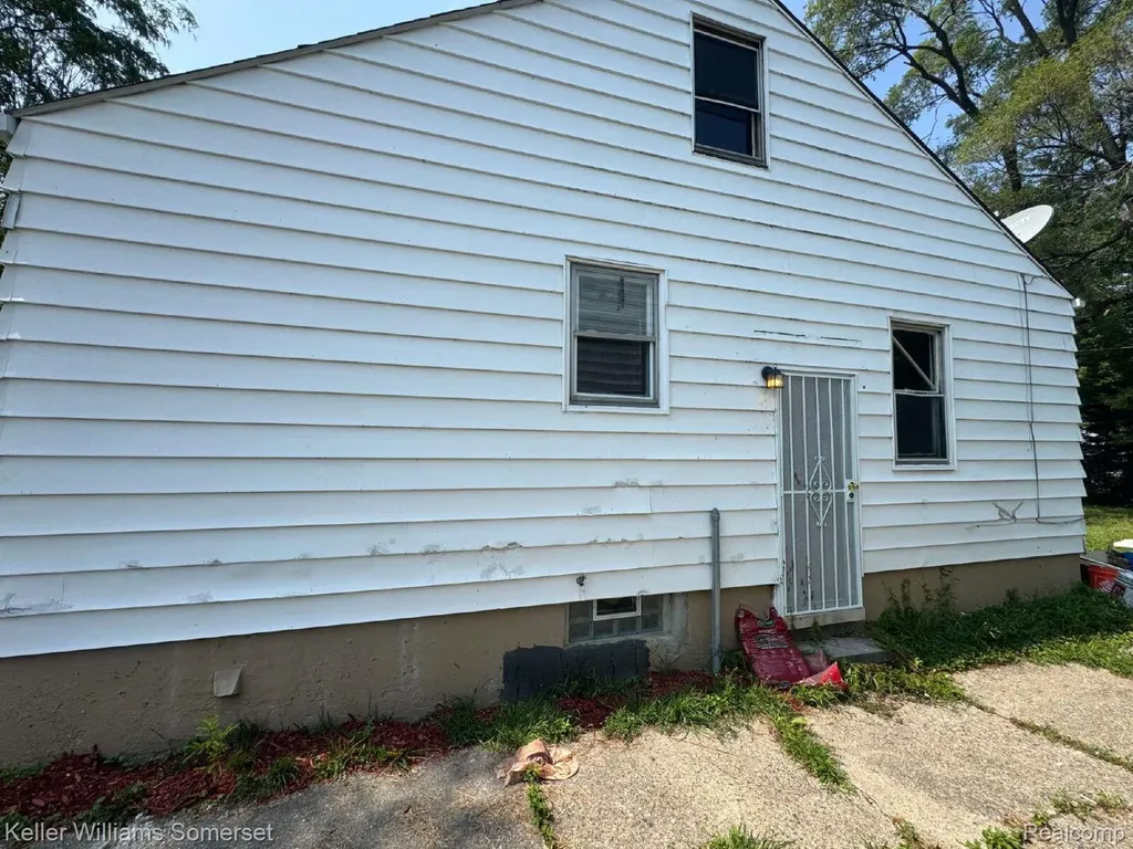 18941 Elkhart Street Harper Woods City MI 48225