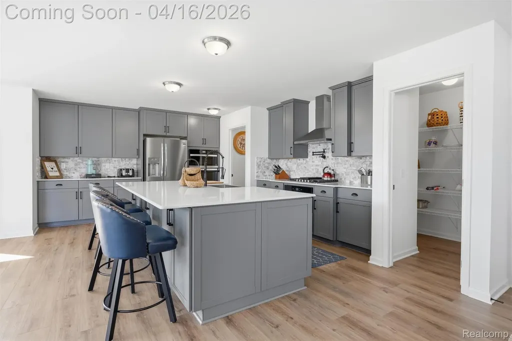 36323 Monroe Westland City MI 48186