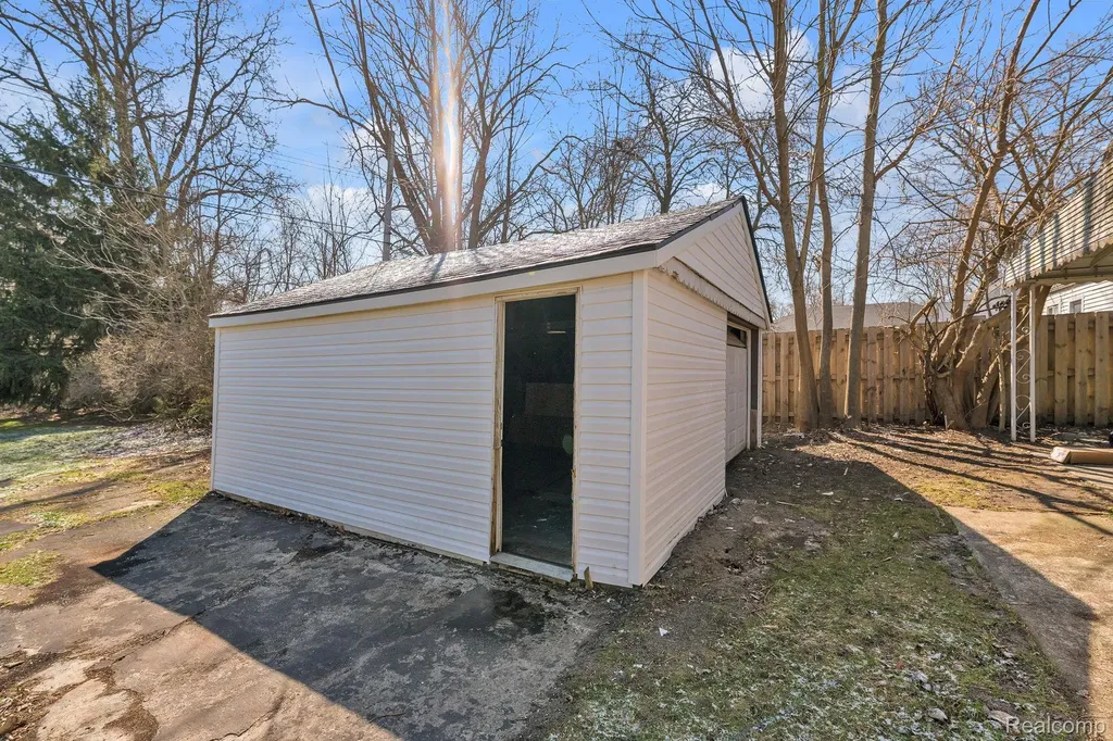6243 Hunt Street Romulus City MI 48174