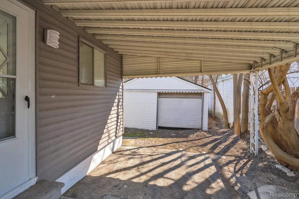 6243 Hunt Street Romulus City MI 48174