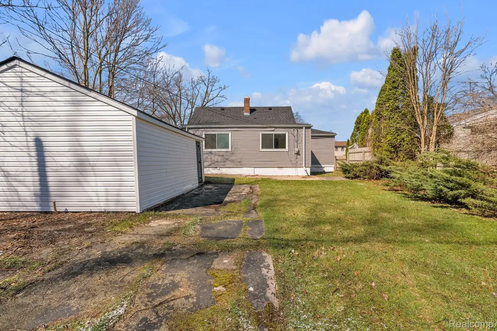 6243 Hunt Street Romulus City MI 48174