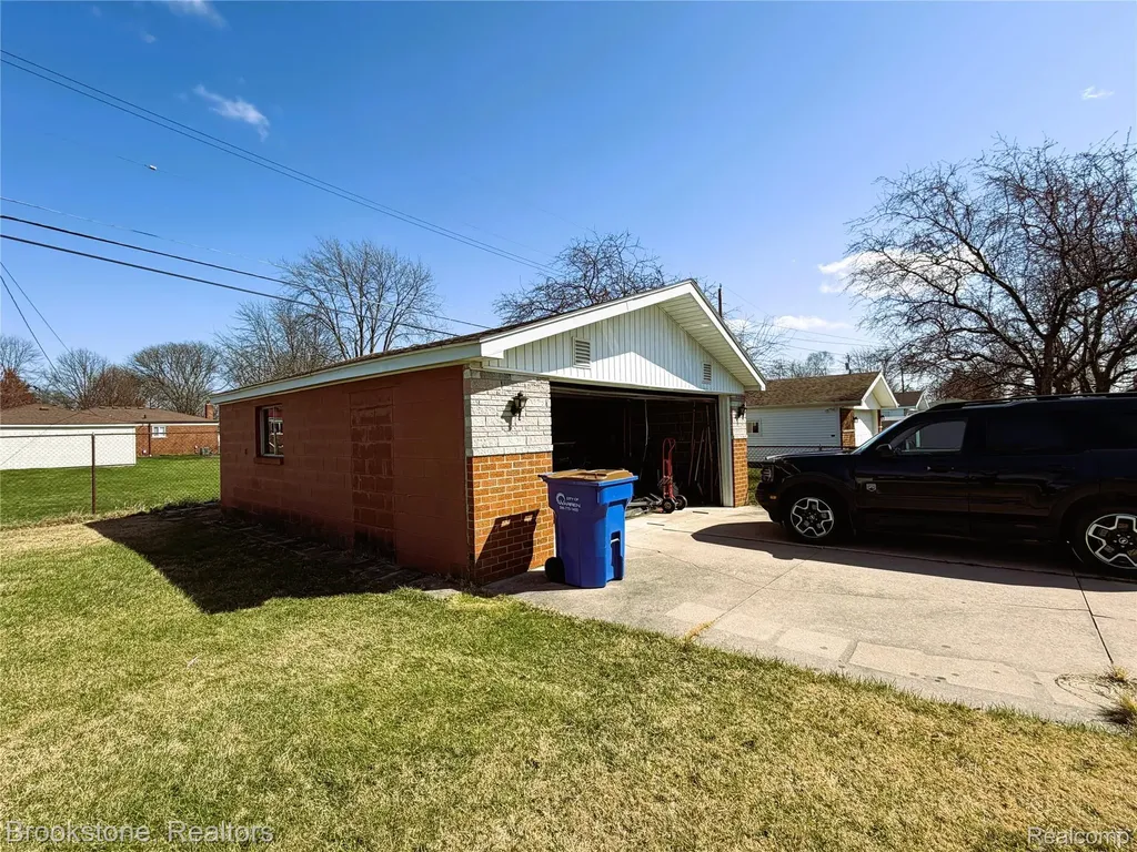 31228 Regal Drive Warren City MI 48088