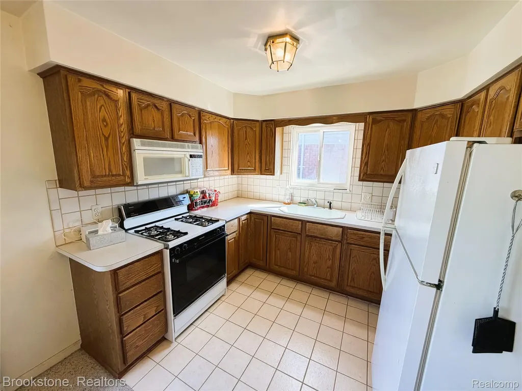 31228 Regal Drive Warren City MI 48088