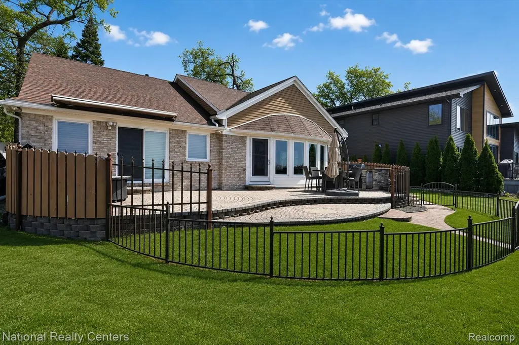 560 Black Oaks Trail Howell City MI 48843