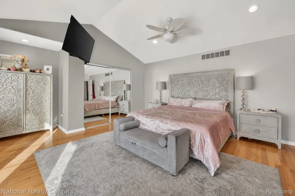 560 Black Oaks Trail Howell City MI 48843