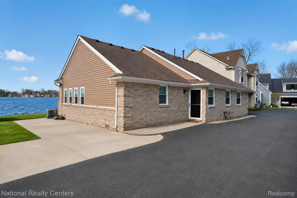 560 Black Oaks Trail Howell City MI 48843