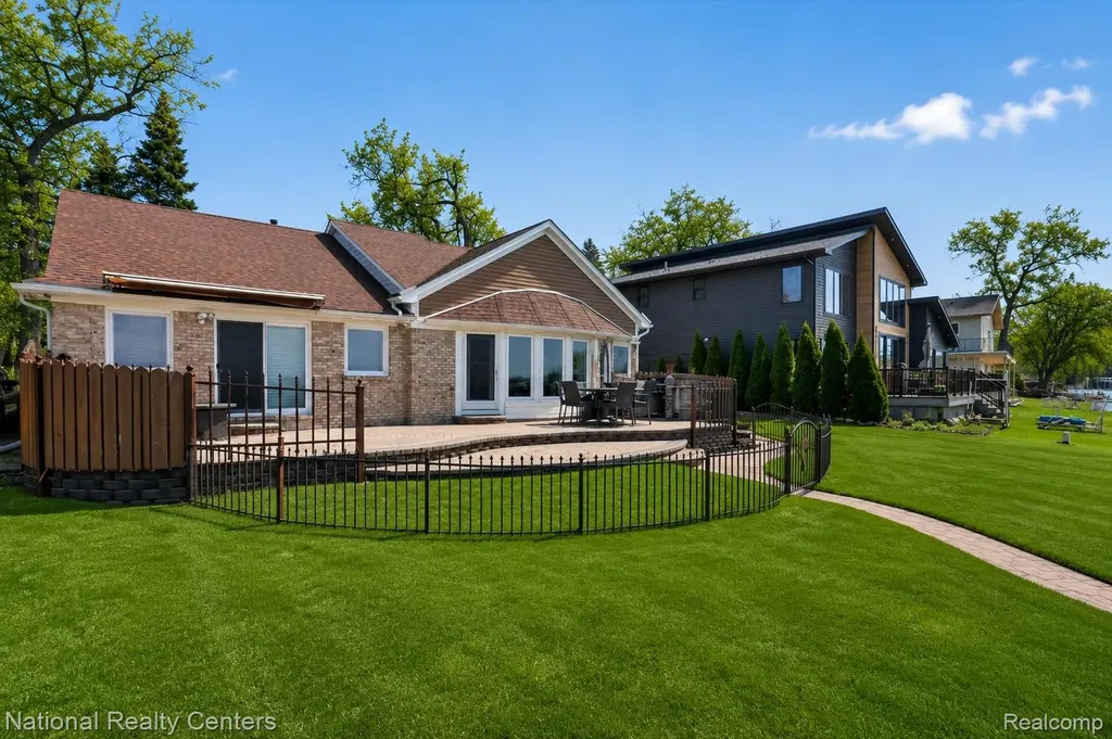 560 Black Oaks Trail Howell City MI 48843