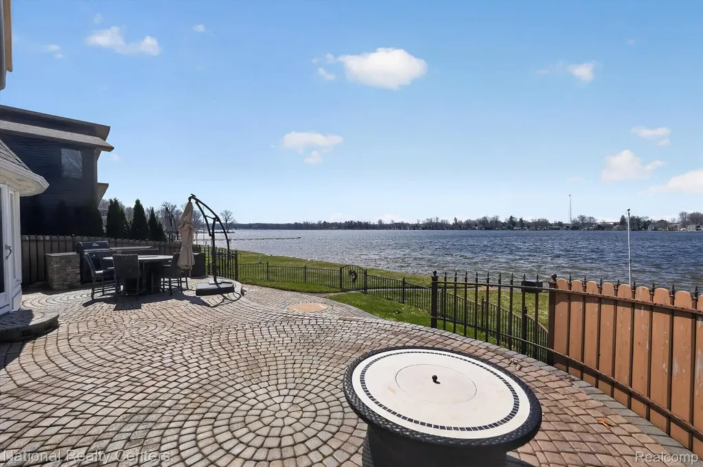 560 Black Oaks Trail Howell City MI 48843