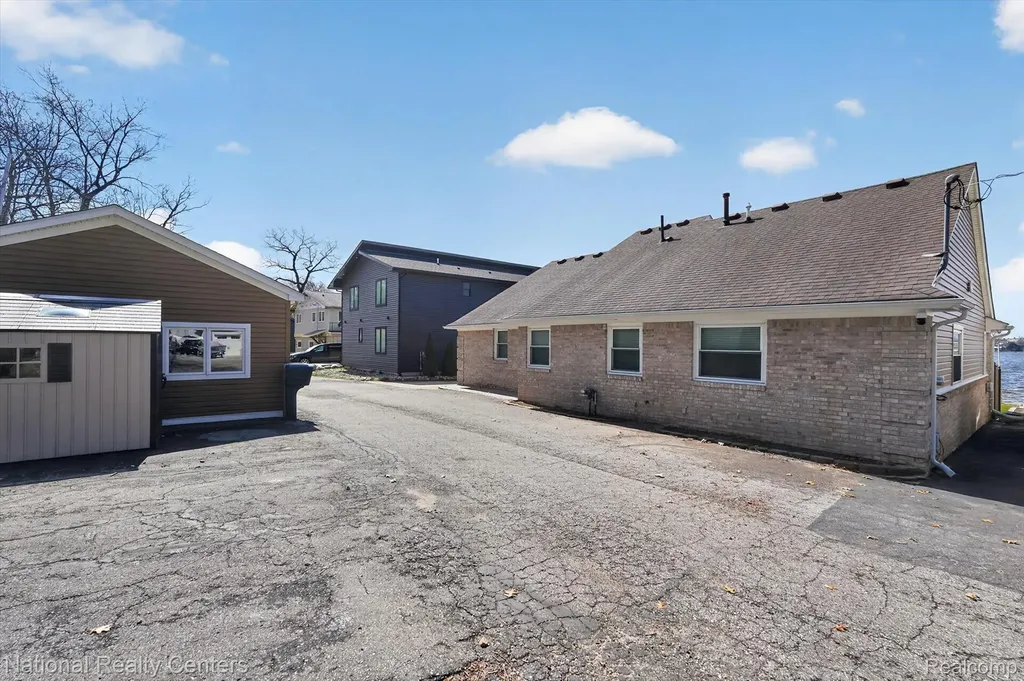 560 Black Oaks Trail Howell City MI 48843