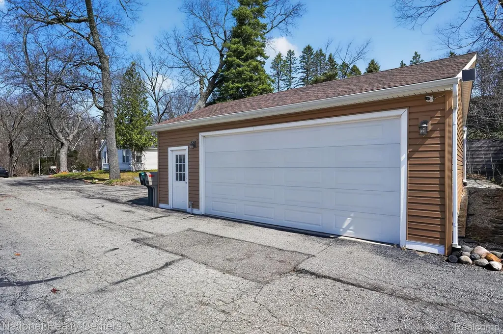 560 Black Oaks Trail Howell City MI 48843