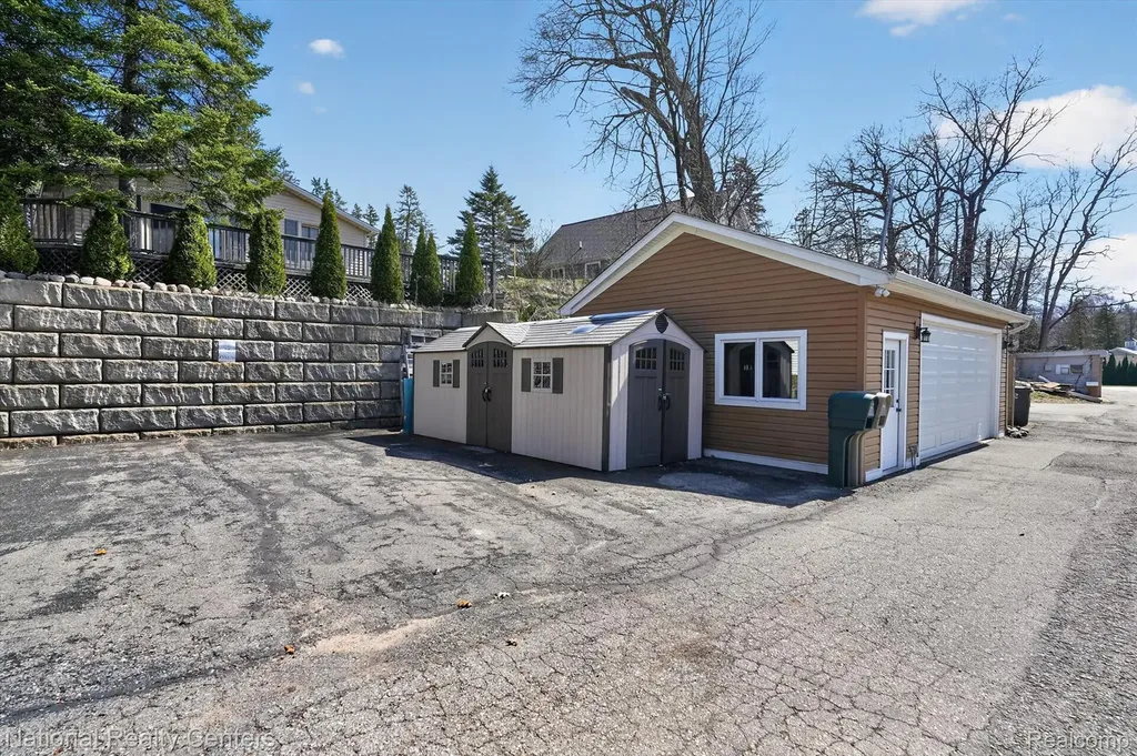 560 Black Oaks Trail Howell City MI 48843