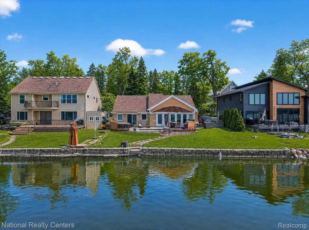 560 Black Oaks Trail Howell City MI 48843