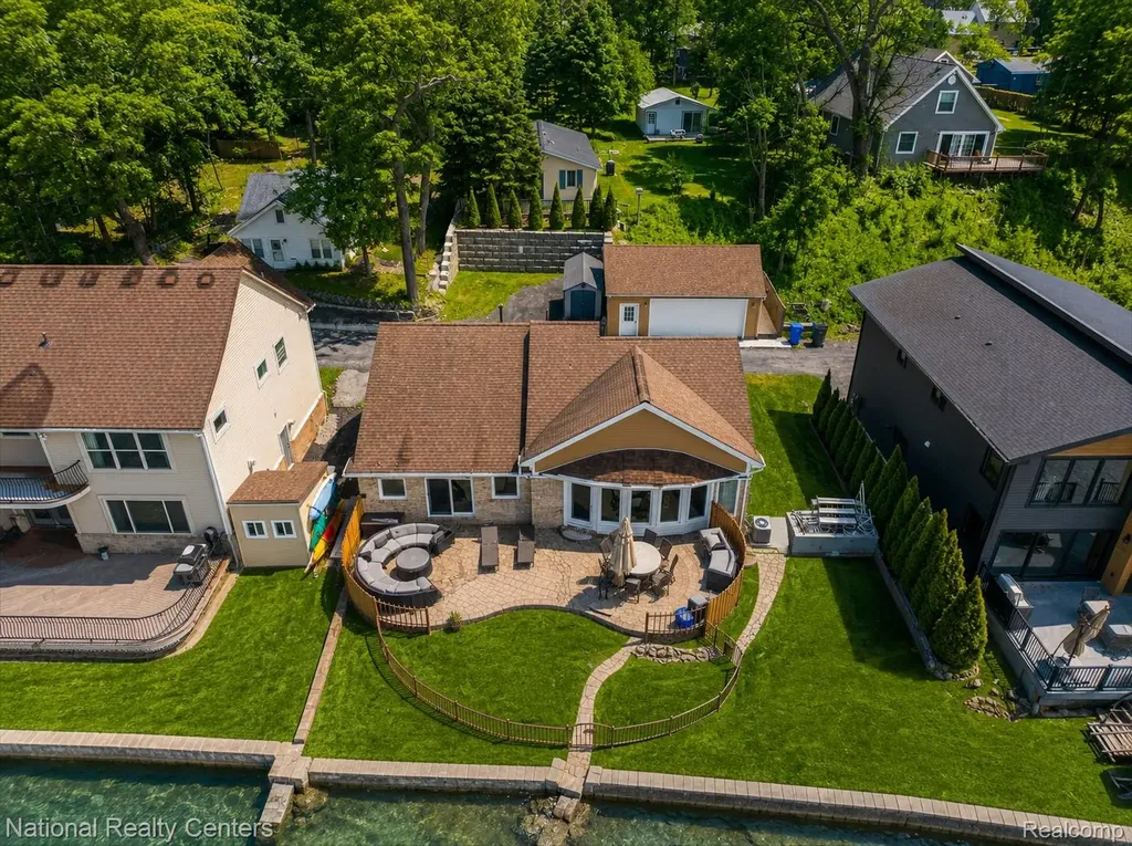 560 Black Oaks Trail Howell City MI 48843
