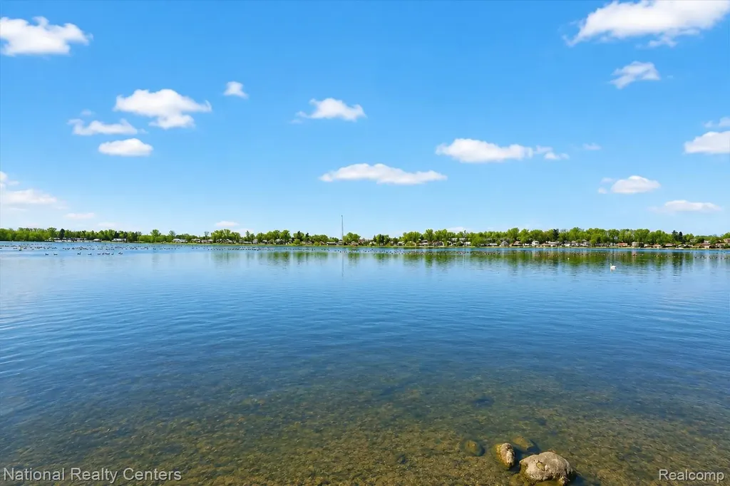 560 Black Oaks Trail Howell City MI 48843