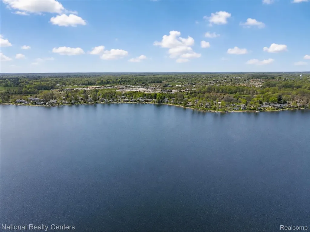 560 Black Oaks Trail Howell City MI 48843