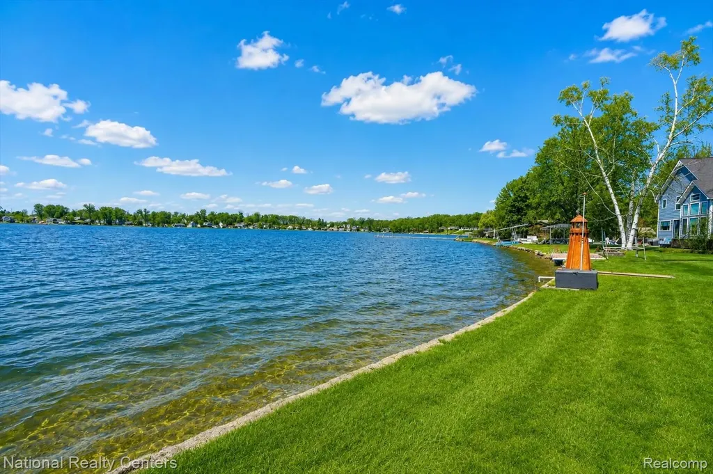 560 Black Oaks Trail Howell City MI 48843