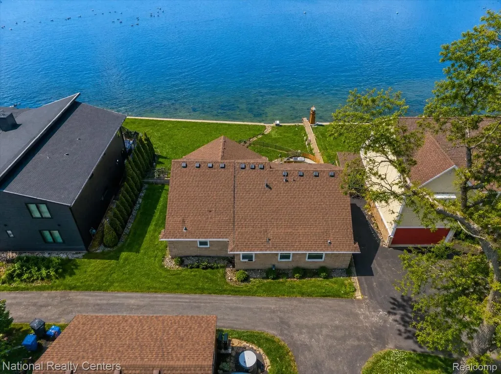560 Black Oaks Trail Howell City MI 48843