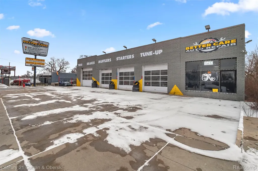 7417 W 8 Mile Road Detroit City MI 48221
