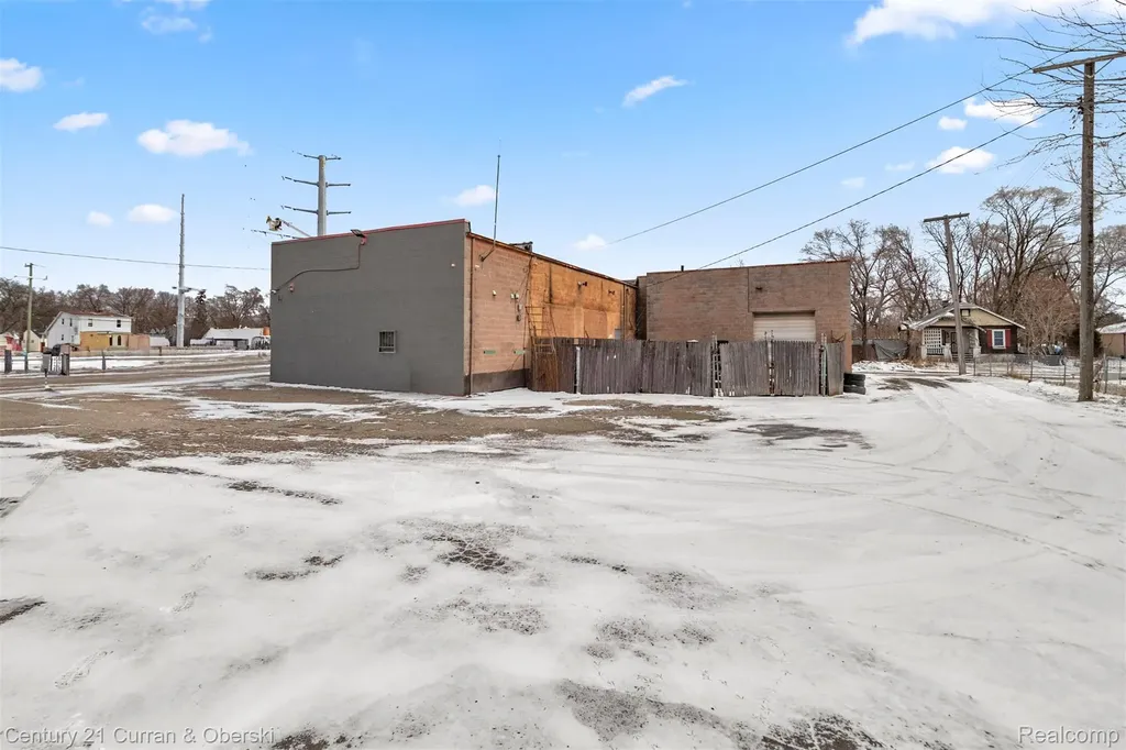 7417 W 8 Mile Road Detroit City MI 48221