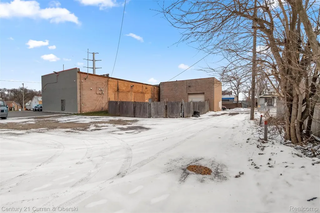 7417 W 8 Mile Road Detroit City MI 48221