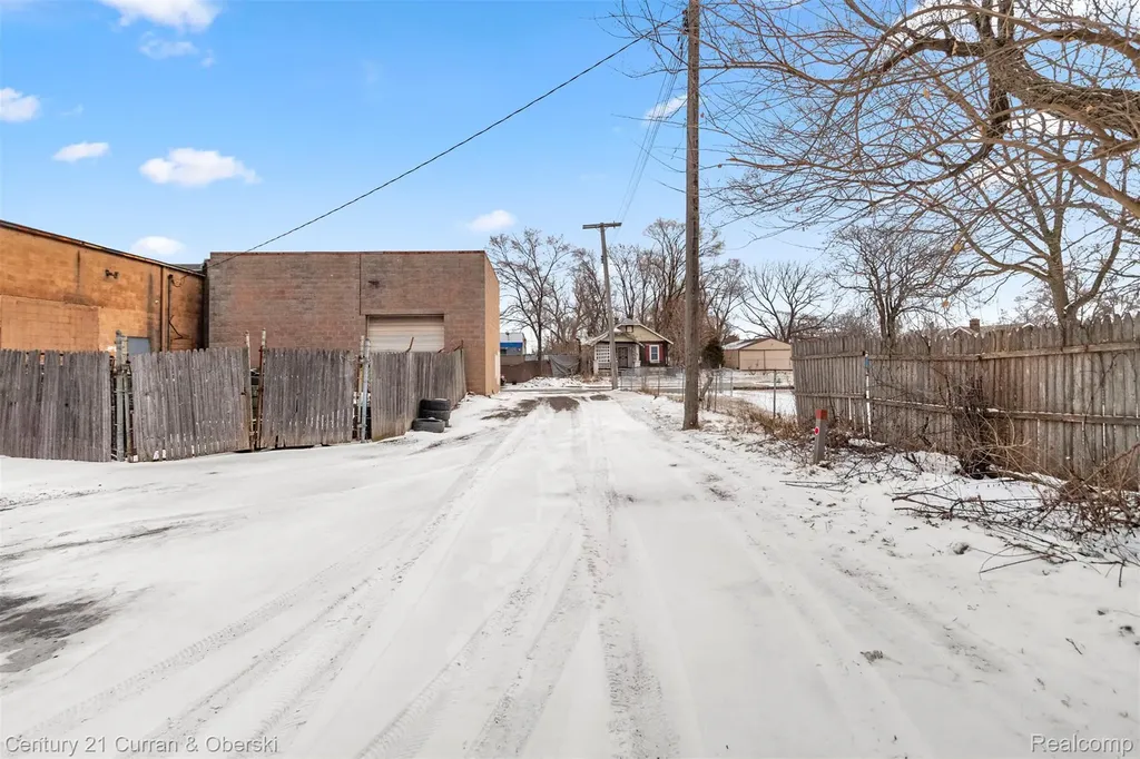 7417 W 8 Mile Road Detroit City MI 48221