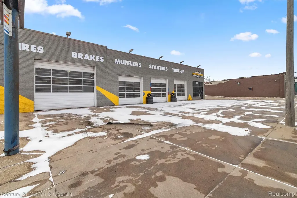 7417 W 8 Mile Road Detroit City MI 48221